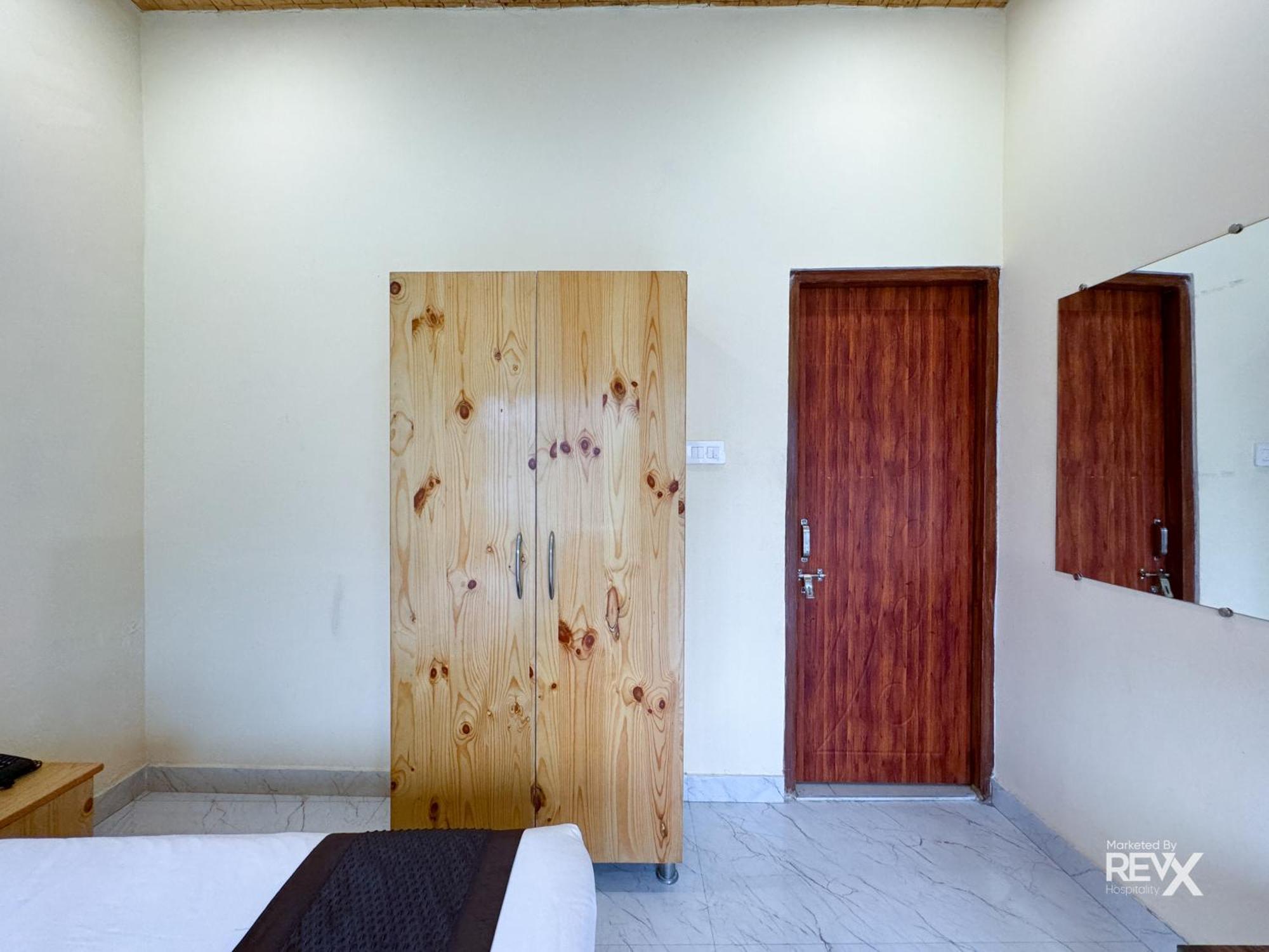 The Leisure Cave On The Ganges Hotel Rishikesh Bagian luar foto